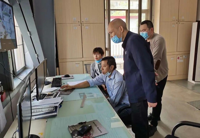 穆董在中央控制室查看設備運行情況